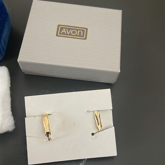 Vintage AVON Ring & ClipOn Earrings Set. Never Worn / Pet & Smoke Free Home. - Picture 3 of 4